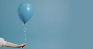 mano sosteniendo globo