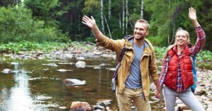 pareja haciendo senderismo