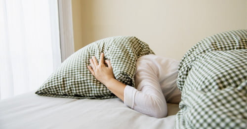 Mujer incapaz de dormir por culpa de la ansiedad.