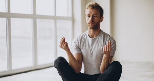 Hombre practicando yoga, un buen remedio sobre cómo evitar el estrés