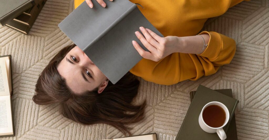 Mujer leyendo un libro con frases motivadoras para la autoestima