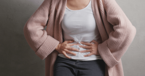 Mujer con dolor en el vientre por el Síndrome de Ovario Poliquístico