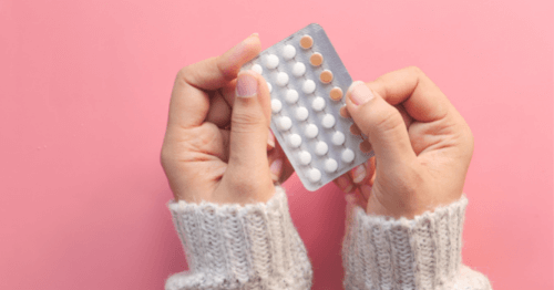 Mujer sosteniendo un blíster de píldoras anticonceptivas, uno de los tratamientos del SOP