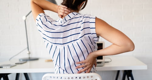 Mujer en la premenopausia con dolor de articulaciones en la espalda