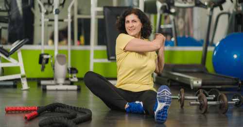 Mujer de 50 años practicando ejercicios de fuerza saludables para la menopausia