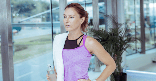 Mujer en premenopausia tras hacer ejercicios en el gimnasio