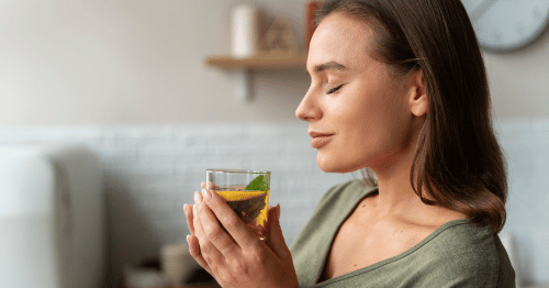 Mujer tomando un té para hidratar su piel