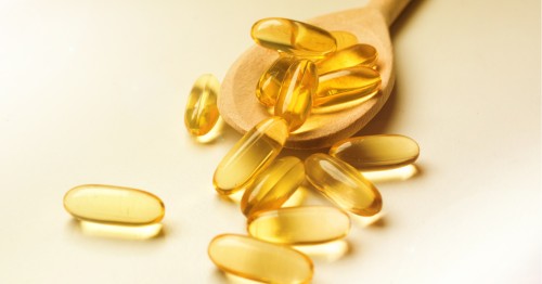 Suplemento en cápsulas de omega-3 sobre una cuchara