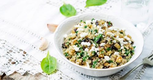 Plato de ensalada de arroz, típico de la dieta Mediterránea