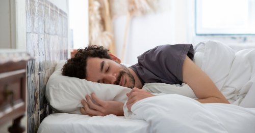 Hombre durmiendo en una cama