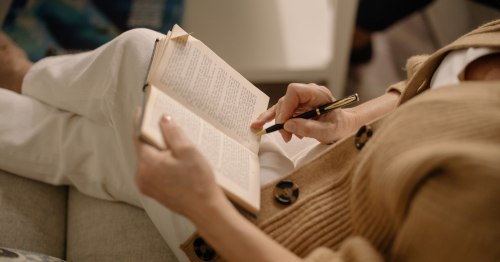 Mujer de 40 años leyendo para combatir la niebla mental