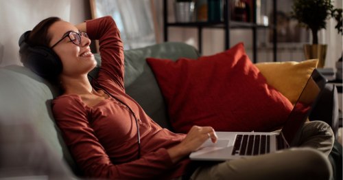 Mujer relajada en el sofá escuchando música