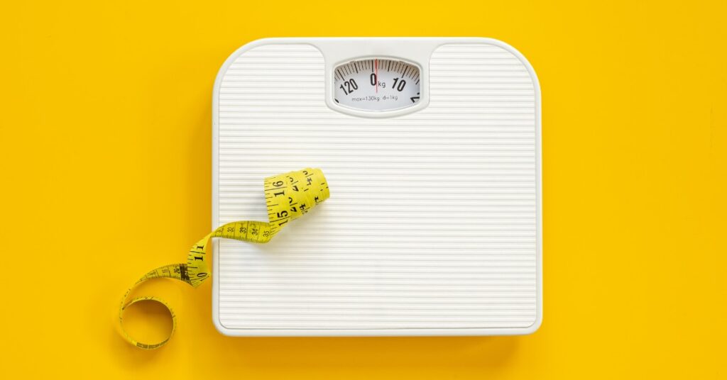 Cabecera del artículo sobre si AnimaFort MULTI engorda, con báscula y cinta métrica sobre fondo naranja