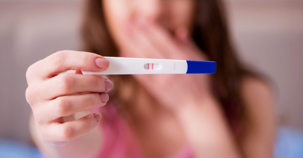 Cabecera del artículo sobre las opiniones de Concevit embarazo con mujer con test