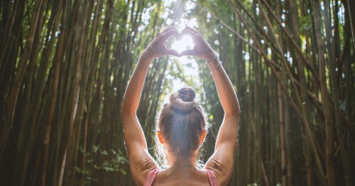 Mujer en un bosque de bambú