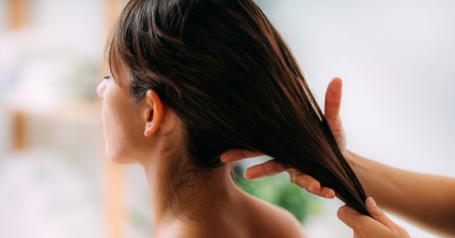 Mujer con cabello fuerte, uno de los beneficios de la biotina