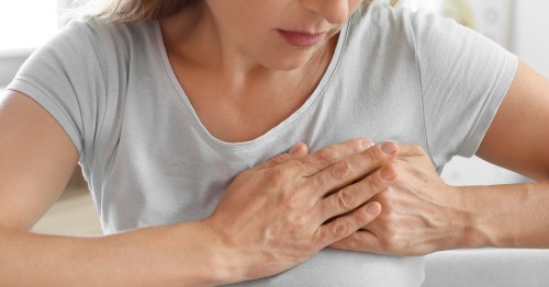 Mujer experimentando dolor de pechos antes de la regla