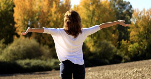 Mujer de espaldas en la naturaleza