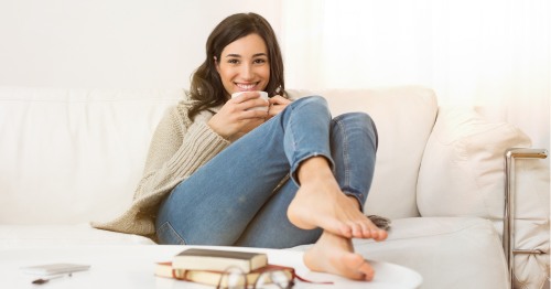 Mujer en el sofá sin molestias menstruales