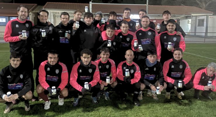 El equipo de fútbol FC Viana de Cega con botes de EMITIUM Energy