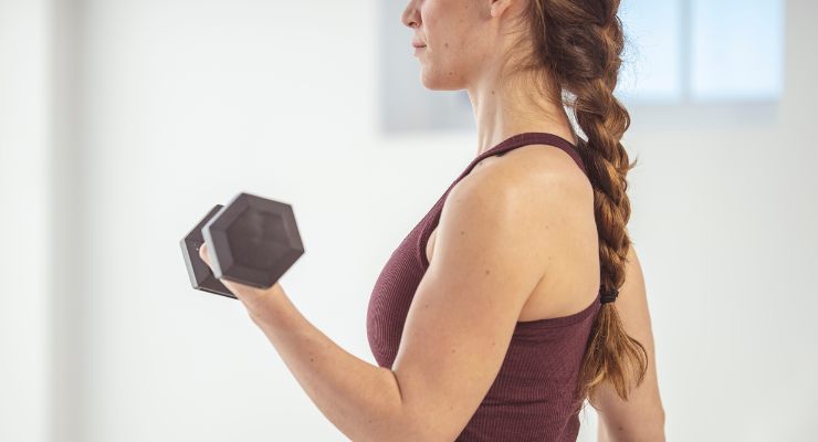 Mujer en premenopausia haciendo ejercicios de fuerza para fortalecer los huesos