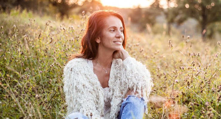 Mujer en la menopausia bajo el sol 