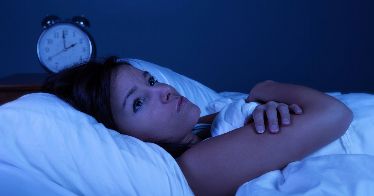 Mujer con insomnio y problemas para dormir en la menopausia