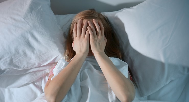 Mujer con problemas para dormir por la noche en la menopausia
