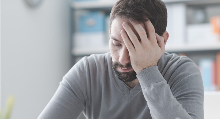 Hombre con dolor de cabeza y migrañas