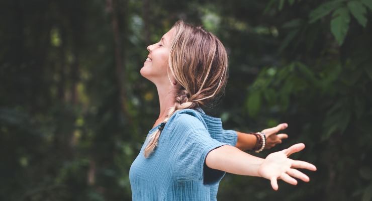 Mujer sin migrañas de forma natural
