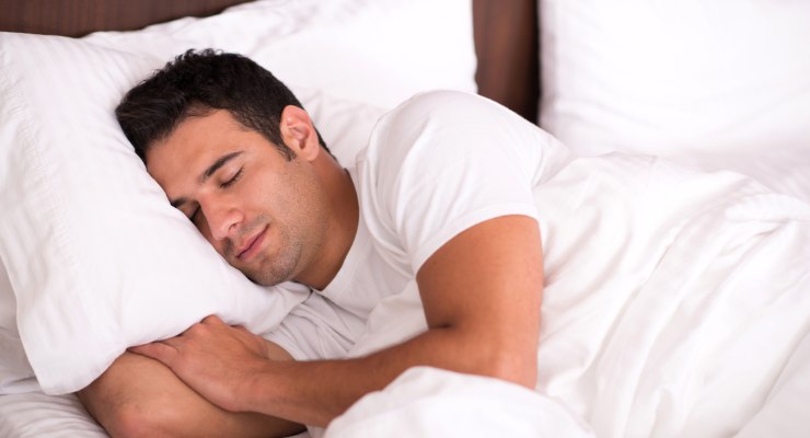 Hombre durmiendo bien