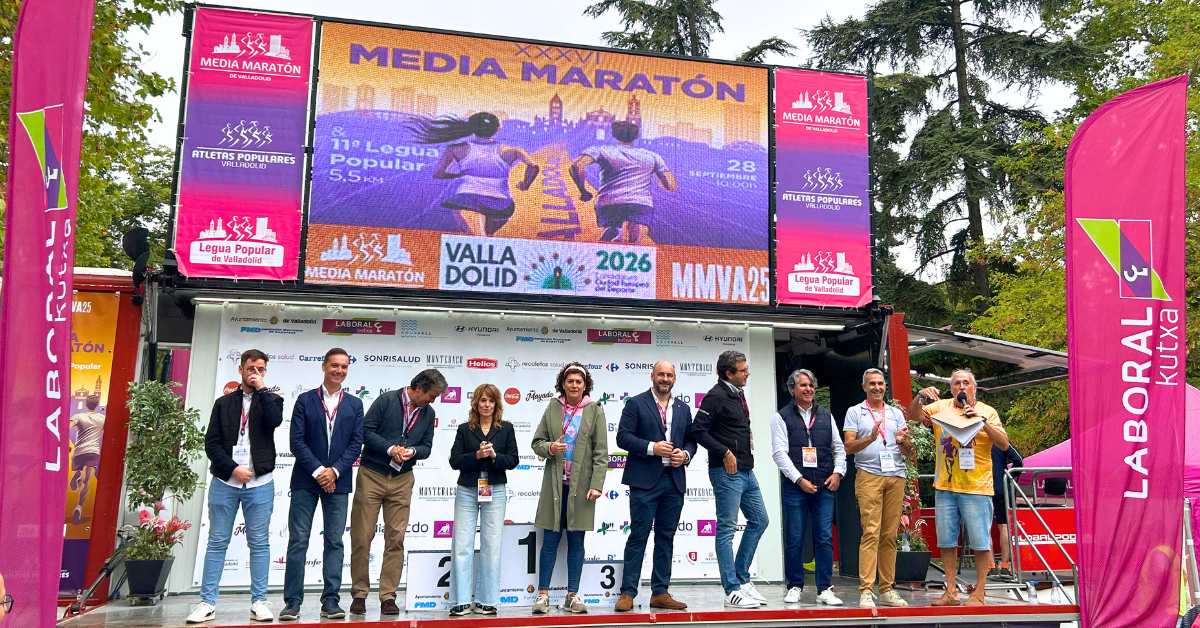 El director de Laboratorios Niam Alberto Gómez, segundo desde la izquierda, durante la entrega de premios de la Media Maratón de Valladolid