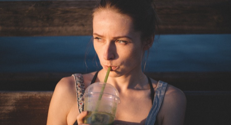 Mujer tomando un batido con efecto detox