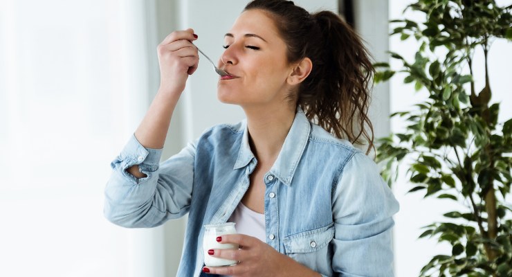 Mujer comiendo yogurt