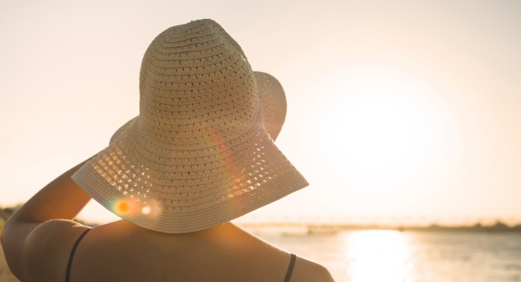 Mujer tomando el sol, una forma óptima de absorber vitamina D3