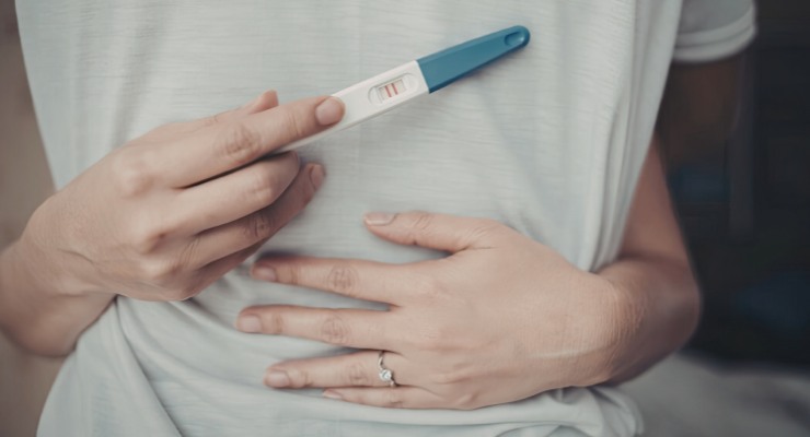 Mujer con test de embarazo 