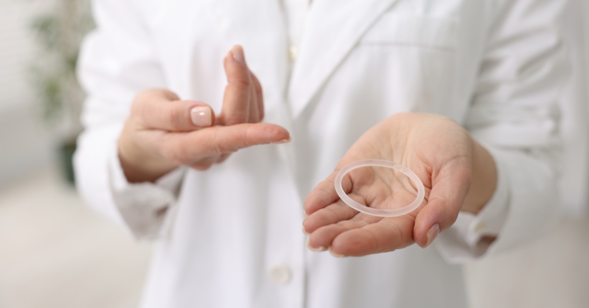 Mujer sosteniendo un óvulo probiótico vaginal