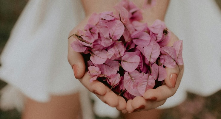 Mujer sosteniendo flores