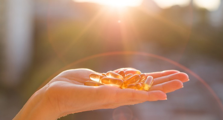 Cápsulas de Omega-3 DHA y EPA bajo el sol