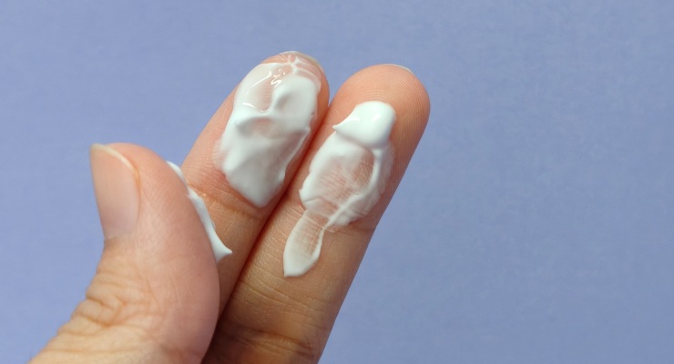 Dedos con crema para la zona íntima